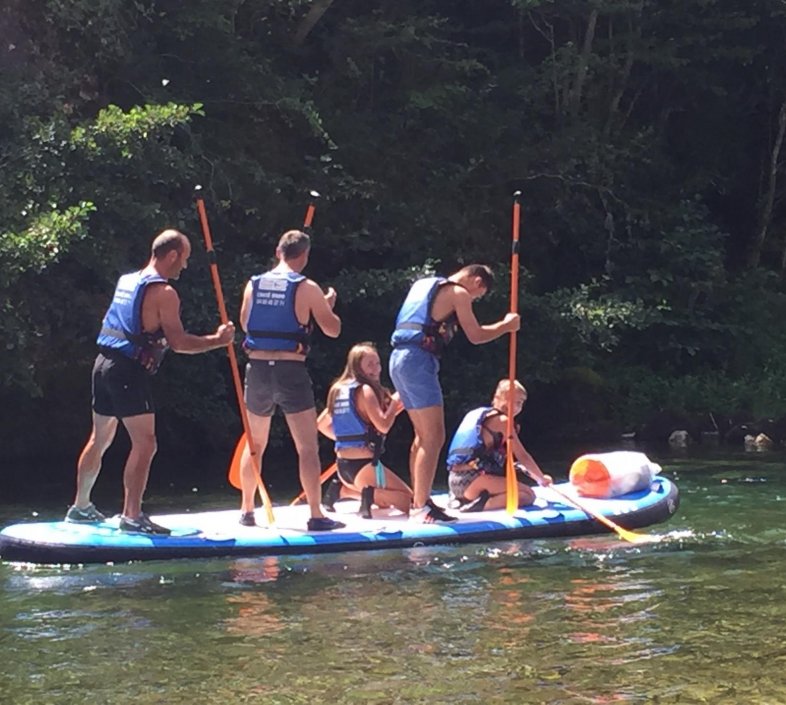 Un groupe d'amis fait du paddle en groupe dans les Gorges du Tarn avec Canoe Mejean
